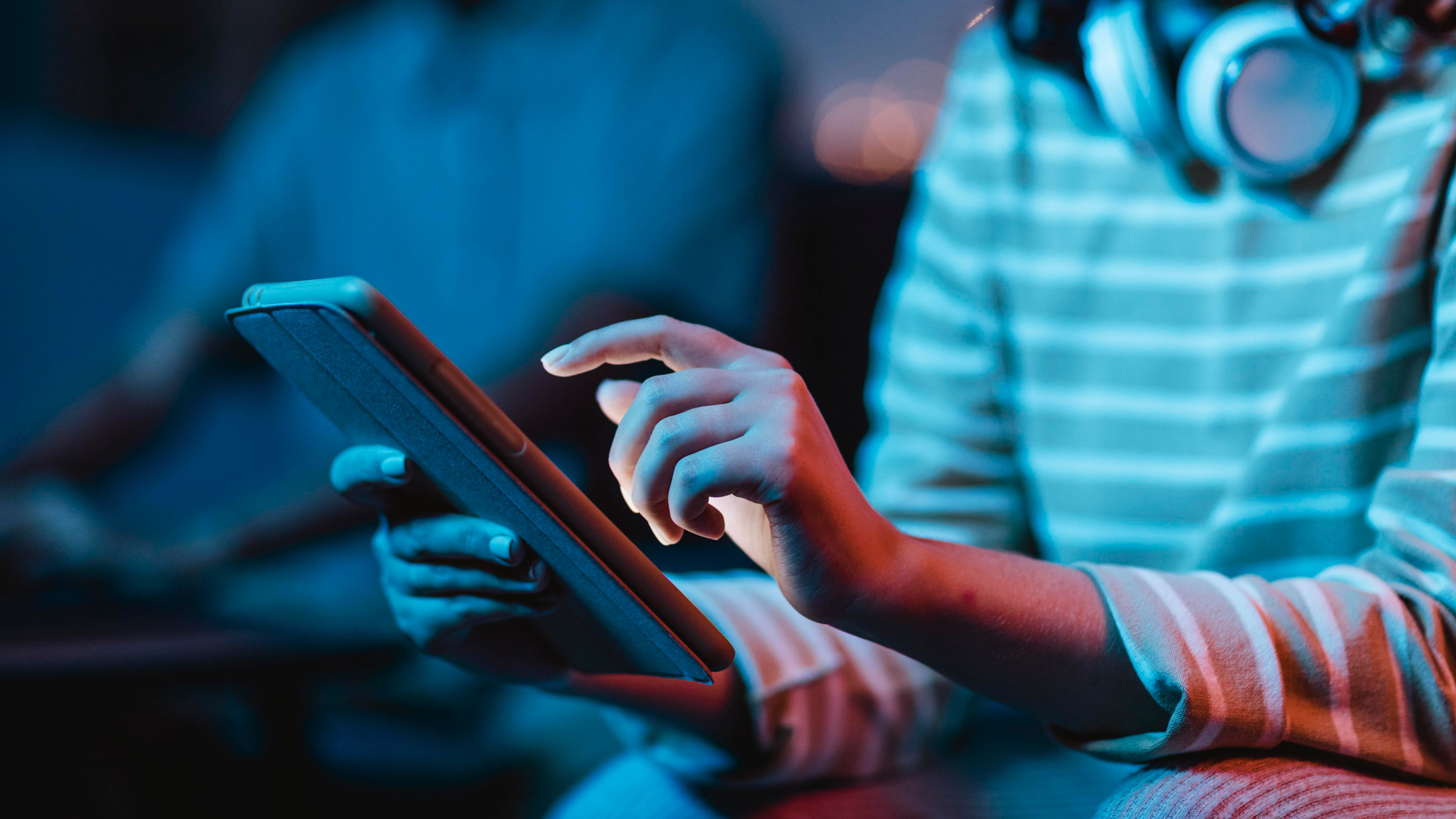 Tecnologia e apprendimento: mani su un tablet